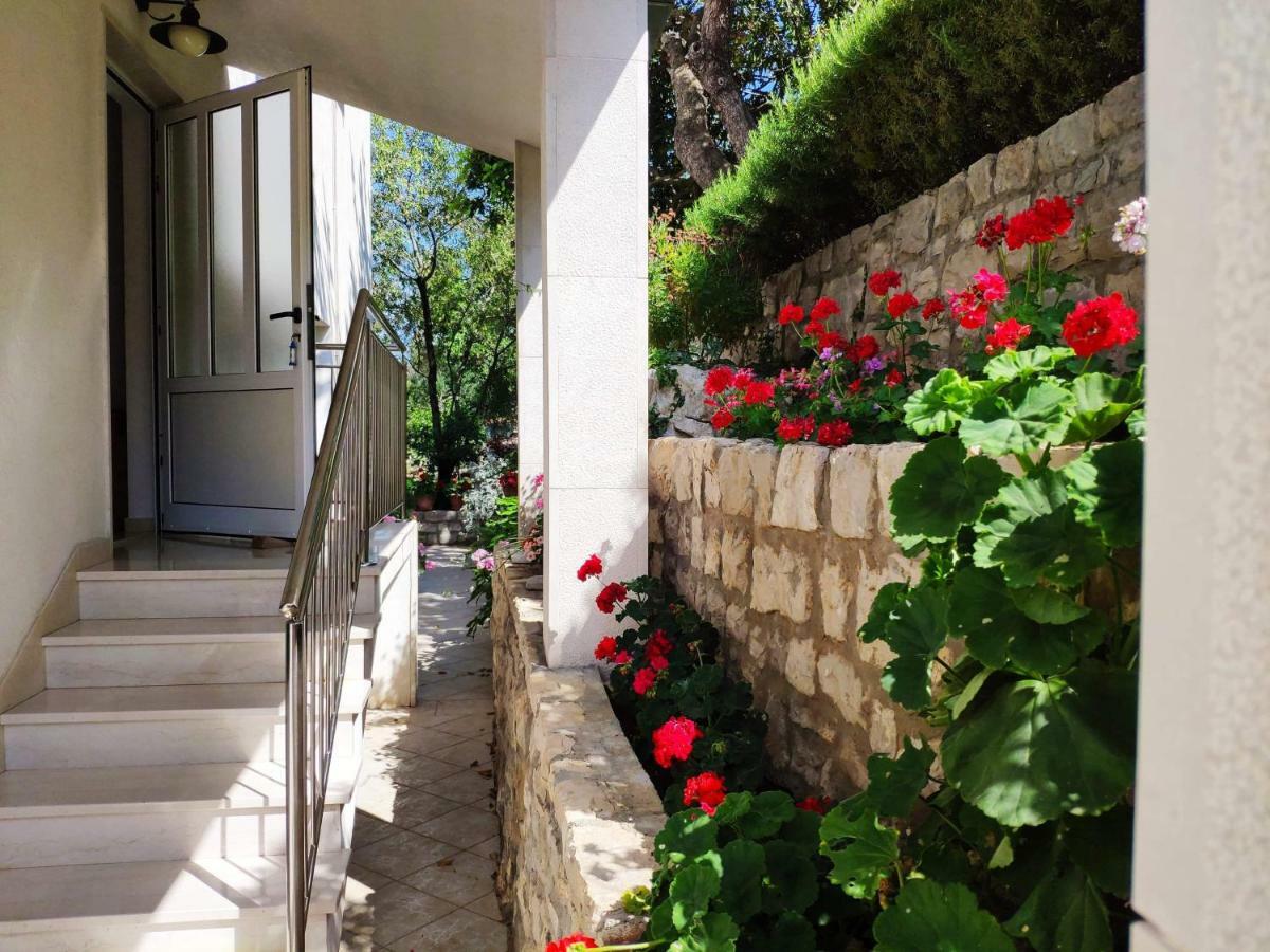 Ceratonia Apartments Loviste Exterior photo